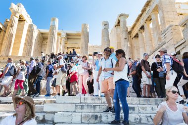 Akropolis, Atina, Yunanistan girerek turist