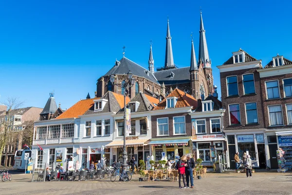 Красочный вид на улицу с домами и людьми в Делфте, Голландия — стоковое фото