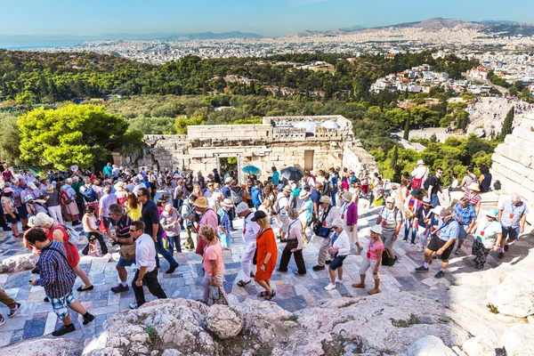 Touristen betreten Akropolis von Athen — Stockfoto