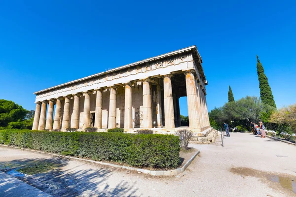 アテネ、ギリシャ ヘファイストス神殿近くの観光客 — ストック写真