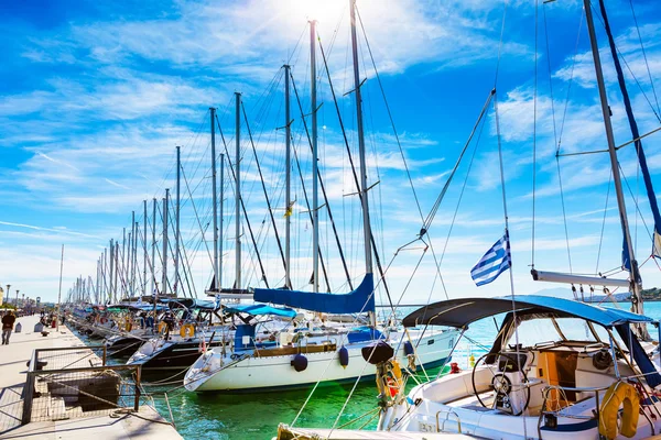 ヴォロス、ギリシャのポートに停泊する帆船やヨット — ストック写真