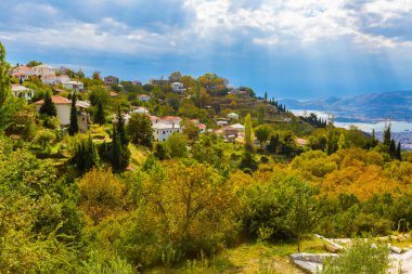 Renkli sonbahar ağaçlar ve dağ köyü havadan görünümü