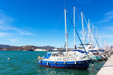 Yelkenli gemiler ve yatlar moored liman, Volos içinde Yunanistan