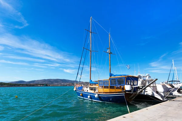 Barcos de vela y yates amarrados en el puerto de Volos, Grecia — Foto de Stock