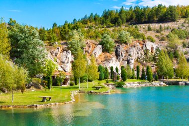 Göl ve yeşil ağaçlar, yatay, dağlar