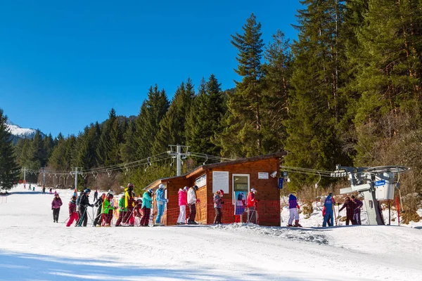 Esquiadores no elevador de dragões em Bansko, Bulgária — Fotografia de Stock