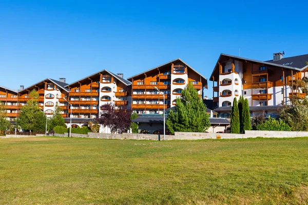 Holzchalets, Bäume und blauer Himmel — Stockfoto