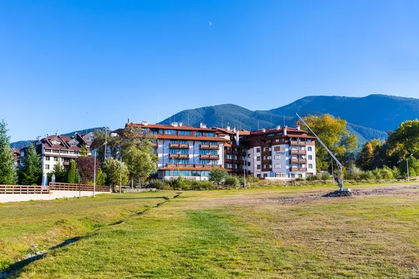 Otoño paisaje árboles, casas y montañas — Foto de Stock