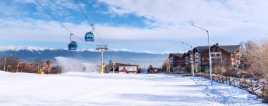 Bansko teleferik kabin ve kar tepeleri, Bulgaristan