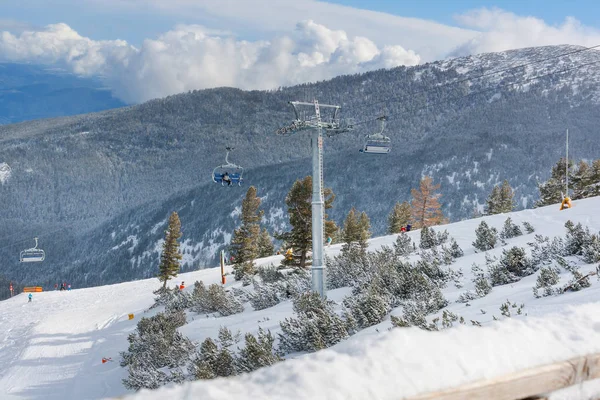 Skigebied Bansko, Bulgarije bekijken, skiërs op lift — Stockfoto