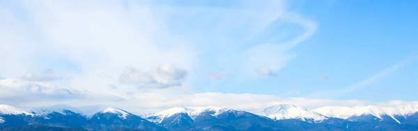 Mountains peaks and blue sky with clouds background — Stock Photo, Image