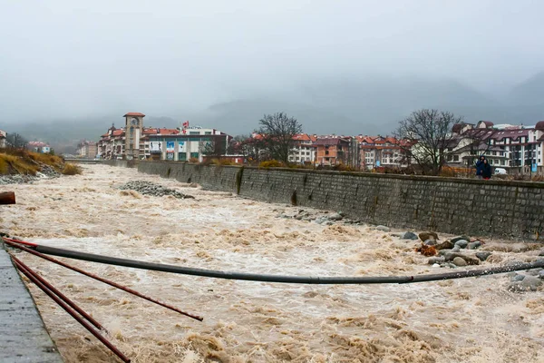 Alto fluxo de água no rio Glazne após fortes chuvas e restos de ponte levados pelas águas — Fotografia de Stock