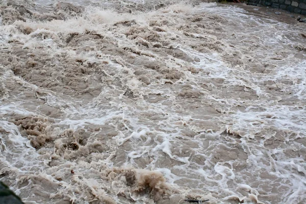 Высокий поток воды в реке после сильных дождей — стоковое фото