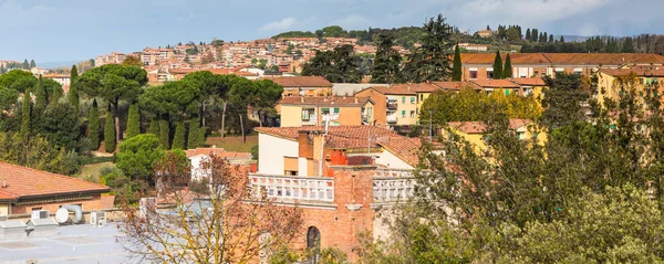 Panorama del casco antiguo Siena, Toscana, Italia con casas, ciprés — Foto de Stock