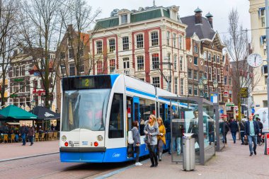 2 şehir Amsterdam'ın merkezinde çalışan tramvay