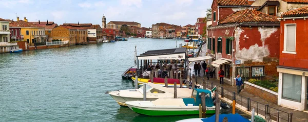 Cityscape with canal in Venice, trattoria and boats — Stock Photo, Image