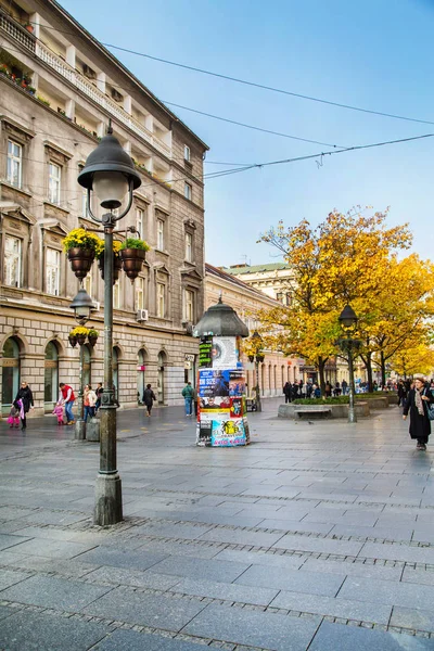 Starej ulicy Skadarlija w Belgradzie, Serbia, ludzie, żółty autumn drzewa — Zdjęcie stockowe