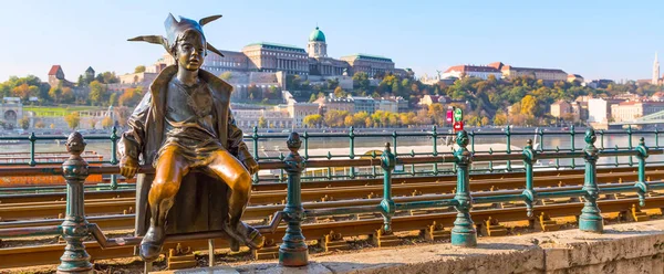 Budapest Ikone Prinzessin Narr Statue gegen buda panorama und blauem Himmel — Stockfoto