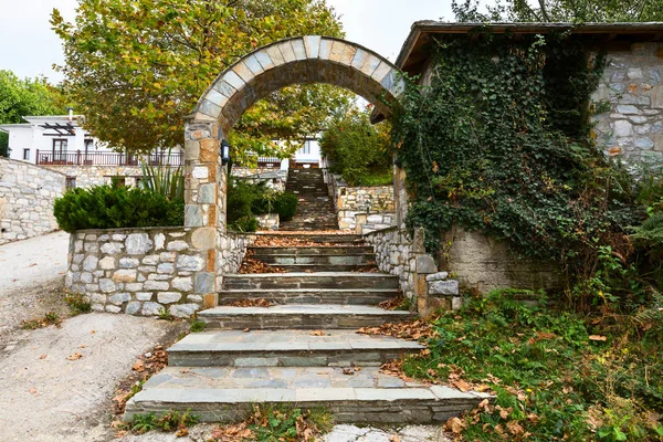 Вид на арку и улицу в деревне Портария Пилион, Греция — стоковое фото