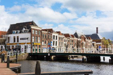 Geleneksel evleri, köprü ve insanlar Leiden, Hollanda