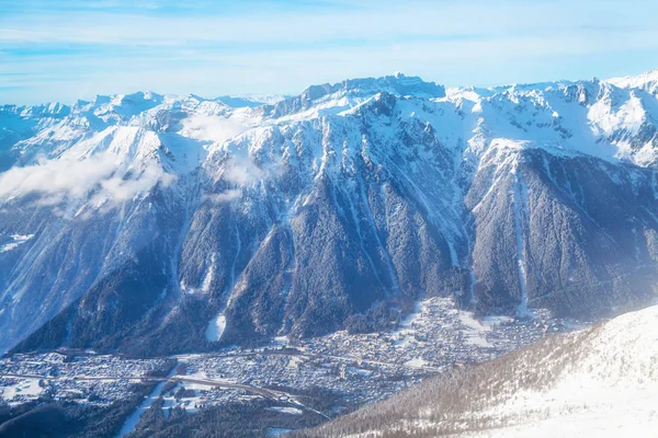 Mountain scape och Chamonix town Visa från stationen i Aiguille du Midi — Stockfoto