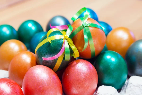 Цветные луковые украшенные пасхальные яйца — стоковое фото