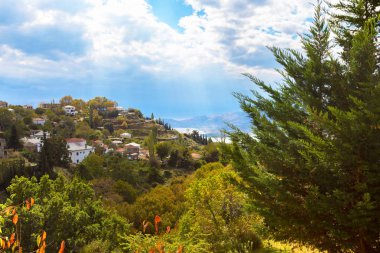 Renkli sonbahar ağaçlar ve dağ köyü havadan görünümü