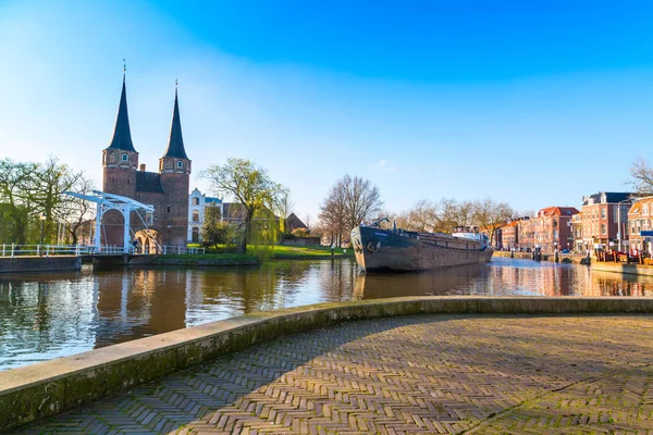 Cúpula de Oostpoort o puerta oriental con reflejo de canal y casa, Delft, Países Bajos, Holanda — Foto de Stock
