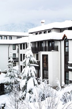 Kar chalets sonra sert kar yağışı kaplı.