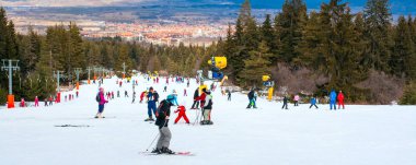 Kayakçı yamacında, teleferik, dağlar görünümü ve Bansko panorama, Bulgaristan
