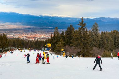 Kayakçı yamacında, teleferik, dağlar görünümü ve Bansko panorama, Bulgaristan