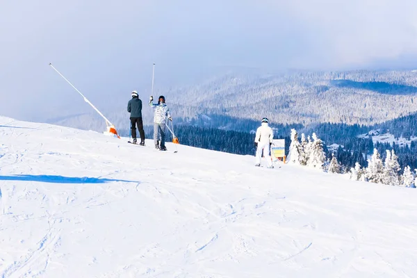 Skidbacken, människor skidor ner hill, Bergen Visa, dimma — Stockfoto