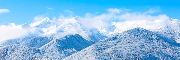 Berggipfel und blauer Himmel mit Wolken Hintergrund — Stockfoto