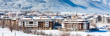 Evler ve kar dağlar panorama Bansko Bulgar Kayak merkezinde