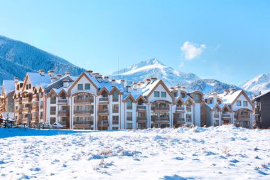 Evler ve kar dağlar panorama Bansko Bulgar Kayak merkezinde