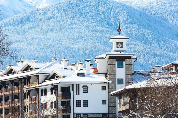 Maisons et montagnes de neige panorama dans la station de ski bulgare Bansko — Photo