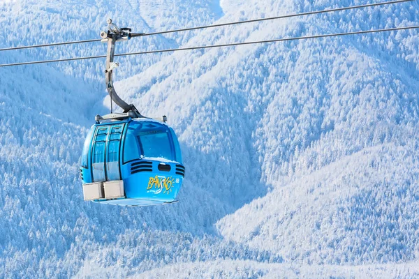 Cabina de teleférico Bansko y picos de nieve, Bulgaria — Foto de Stock