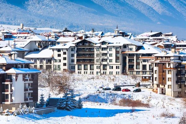 Casas e montanhas de neve panorama na estância de esqui búlgara Bansko — Fotografia de Stock