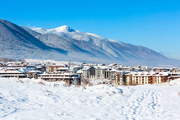 Casas e montanhas de neve panorama na estância de esqui búlgara Bansko — Fotografia de Stock