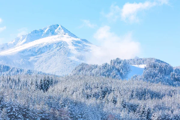 Resa ski bakgrund med backar, snow mountain peak, copyspace — Stockfoto