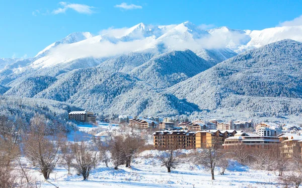 Casas e montanhas de neve panorama na estância de esqui búlgara Bansko — Fotografia de Stock