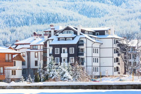 Casas y montañas de nieve panorama en la estación de esquí búlgara Bansko —  Fotos de Stock