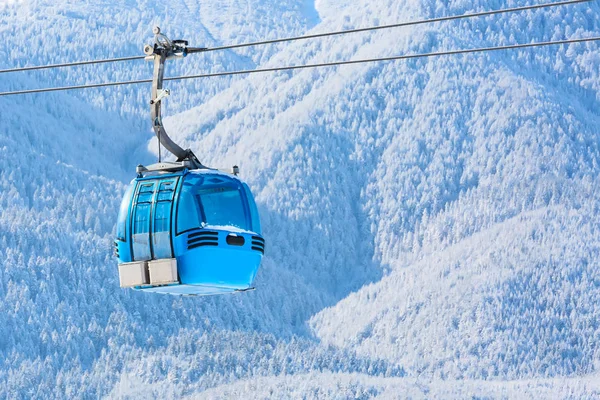 Cabina de teleférico Bansko y picos de nieve, Bulgaria — Foto de Stock