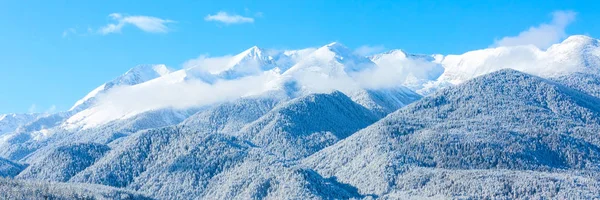 Montagne cime e cielo blu con sfondo nuvole — Foto Stock