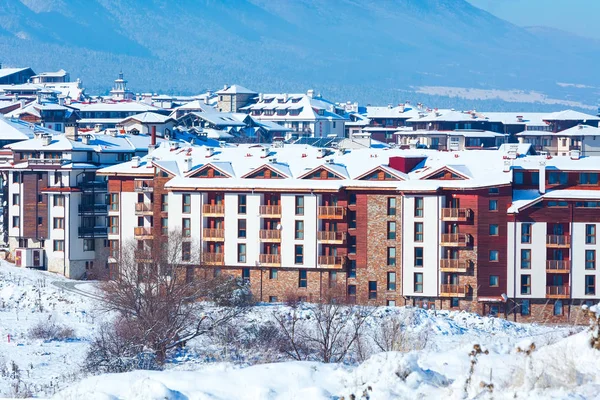 Hus och snö berg panorama i bulgariska skidorten Bansko — Stockfoto