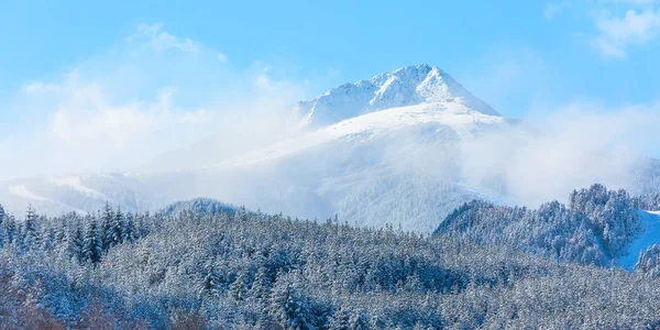 旅行のスキー ゲレンデ、雪の山のピーク、copyspace 背景 — ストック写真