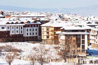 Evler ve kar dağlar panorama Bansko Bulgar Kayak merkezinde