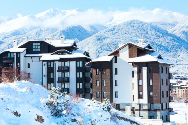 Maisons et montagnes de neige panorama dans la station de ski bulgare Bansko — Photo