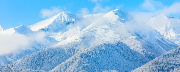山の峰と雲の背景青空 — ストック写真