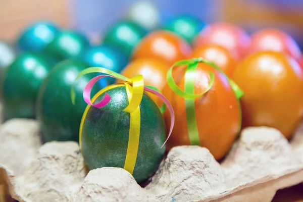 Gefärbte Ostereier im Eierkarton-Halter — Stockfoto